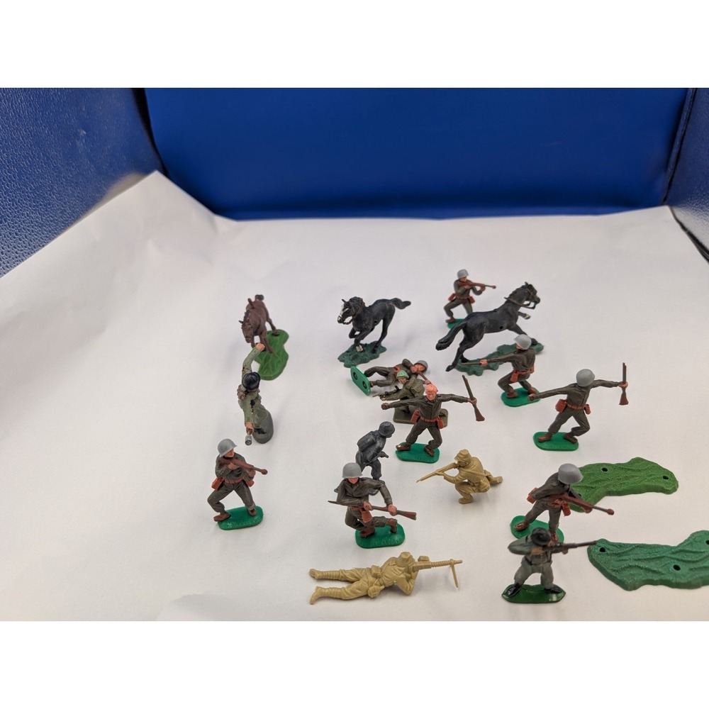 17 Vintage Toy Soldiers Britains Crescent Herrald Ect Horses Army Green
